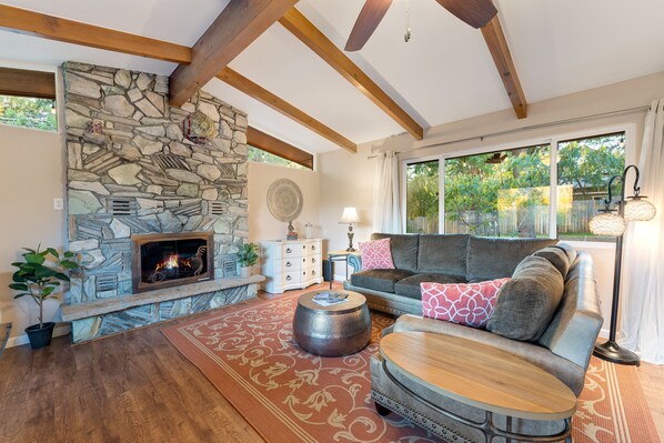 Exclusive House | Living area | Flat-screen TV, pay films