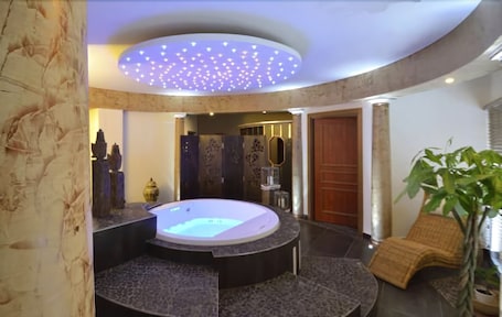 Indoor spa tub. Hôtel Chez Jean
