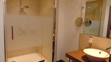 Baignoire relaxante profonde, articles de toilette gratuits