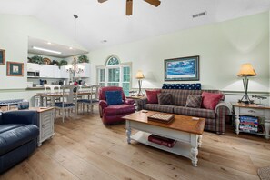 Smart TV, DVD player, books, stereo - Golf course condo with splendid views close to airport, baseball, softball,  CCU (Myrtle Beach)