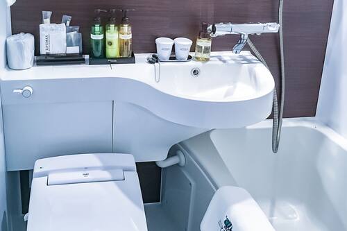 Combined shower/tub, free toiletries, hair dryer, slippers