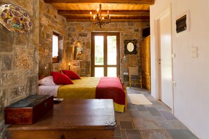 Tabla de planchar con plancha, wifi y ropa de cama 