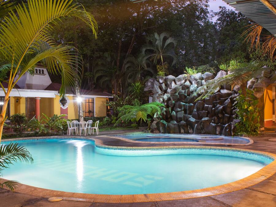 Piscine extérieure, chaises longues