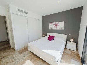 3 habitaciones, escritorio y tabla de planchar con plancha 