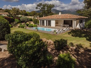 Alberca al aire libre y alberca climatizada