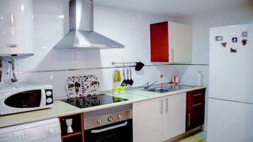 Een koelkast, een magnetron, een oven, een kookplaat