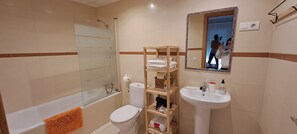 Secador de pelo, bidet, toallas, jabón