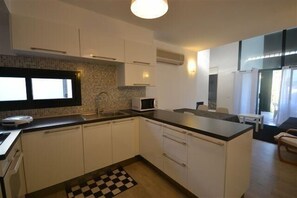 Réfrigérateur, micro-ondes, four, cafetière/bouilloire