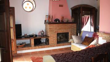 Una televisión, una chimenea