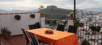 Vackert restaurerat hus i centrala Alora med spektakulÀr utsikt frÄn privata