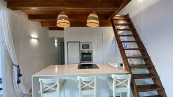 Een koelkast, een magnetron, een oven, een kookplaat