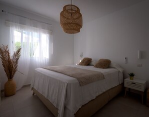 3 Schlafzimmer, Schreibtisch, Bügeleisen/Bügelbrett, Reisekinderbett