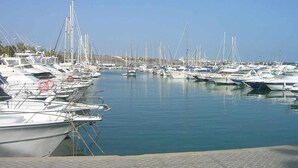 Een jachthaven met talloze boten in rustig water.