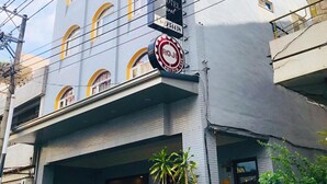 A hotel with a sign indicating it offers a restaurant and a rooftop bar. - Prince To Travel Hotel (Chiayi City)