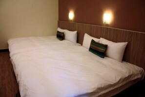Quarto quádruplo standard, 2 camas de casal | Escrivaninha, cortinas blackout, Wi-Fi de cortesia, roupa de cama