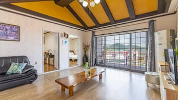Quarto (Rosemary) | รrea de estar | TV de tela plana