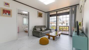 Room (Jasmine) | Living area