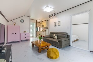 Habitación (Lilac) | Zona de estar | Una televisión de pantalla plana