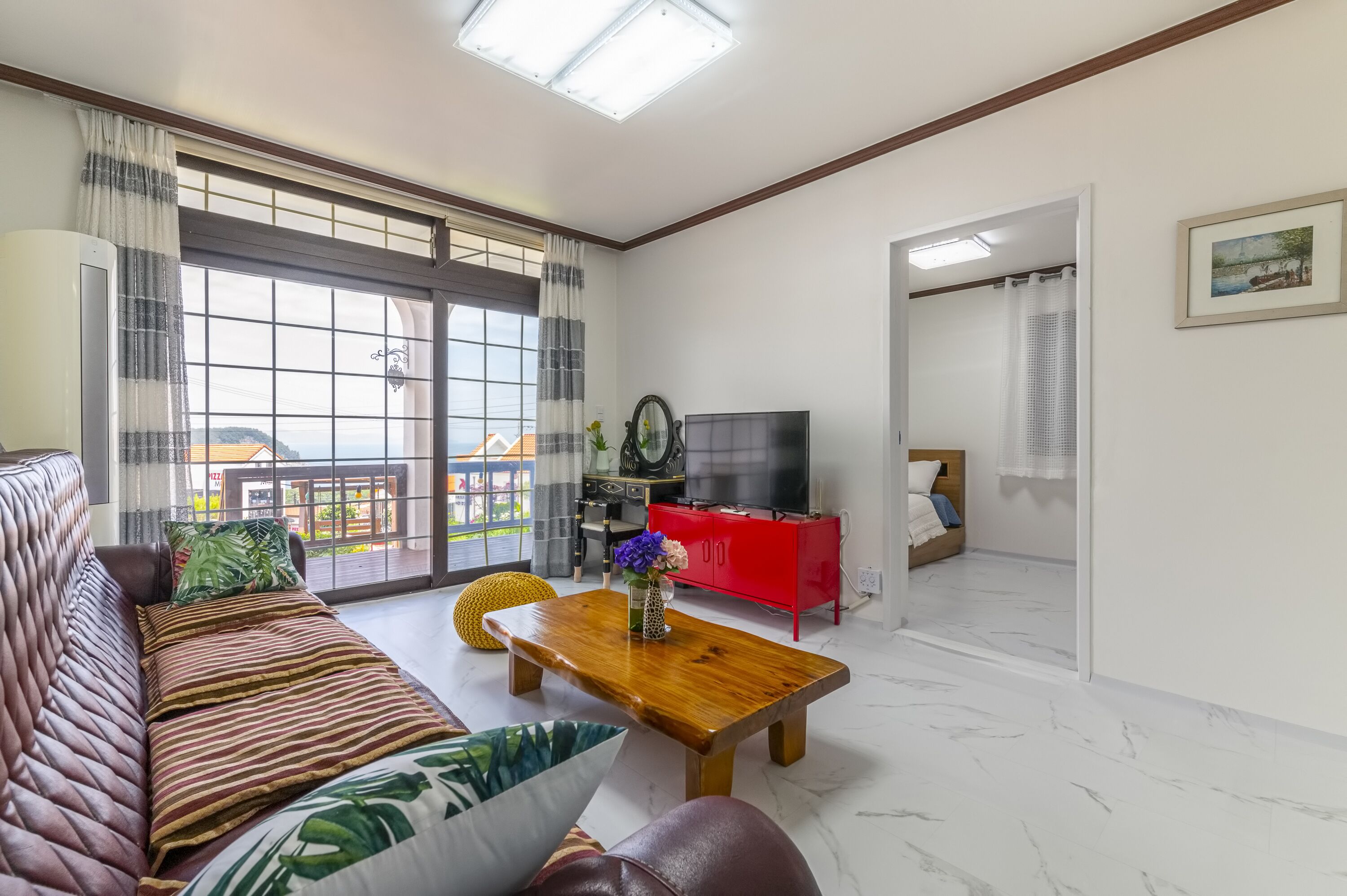 Room (Lavender) | Living area | Flat-screen TV