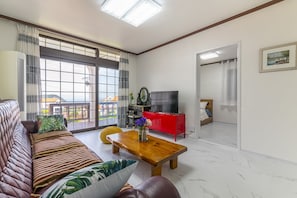 Habitación (Lavender) | Zona de estar | Una televisión de pantalla plana