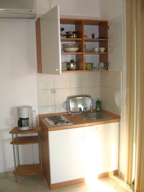 Kjøleskap, kokeplater, kaffetrakter/tekoker og kjøkkenutstyr