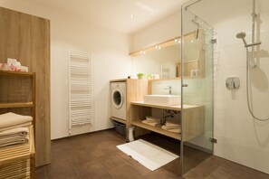 Shower, hair dryer, towels, soap - Appartement Bergzeit - Vacation in the mountains (Eben im Pongau)