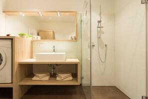 Douche, séchoir à cheveux, serviettes fournies, savon