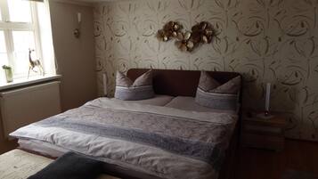 2 bedrooms, iron/ironing board, travel cot, free WiFi