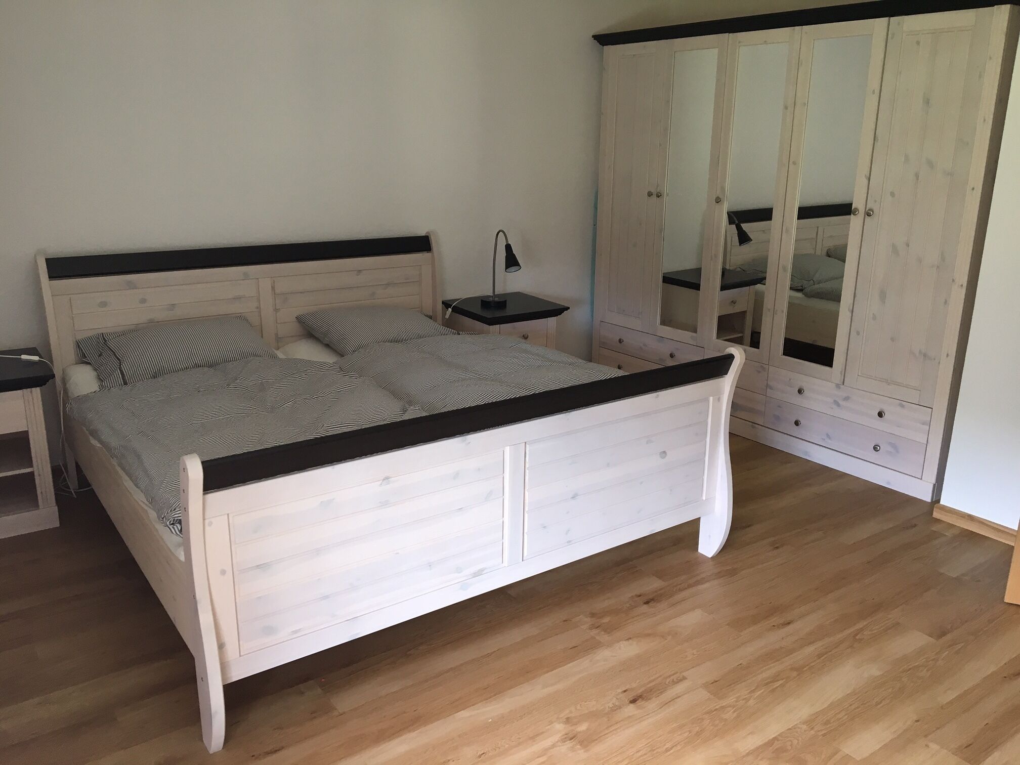 3 habitaciones, tabla de planchar con plancha y cuna de viaje 