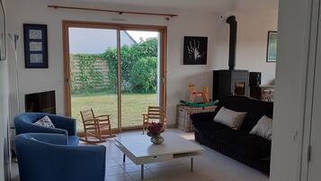 Een smart-tv, een open haard, een dvd-speler en boeken