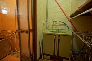 Dusche, kostenlose Toilettenartikel, Haartrockner, Hausschuhe