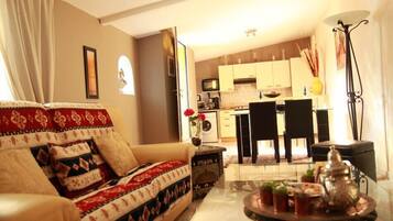 Télévision, lecteur de DVD, table de tennis de table