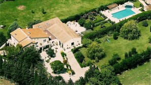 An aerial view of a large estate with a swimming pool, multiple buildings, and well-maintained gardens. - Atypical house in the south of Provence near Avignon, 4 persons   (Carpentras)