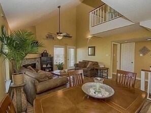 Smart-tv, een open haard, een dvd-speler en boeken