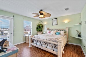 3 bedrooms, iron/ironing board, WiFi, bed sheets - Fishing Ready** Jamaica Beach Waterfront Vacation Home (Jamaica Beach, Galveston)
