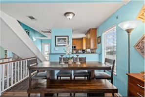 Dining - Fishing Ready** Jamaica Beach Waterfront Vacation Home (Jamaica Beach, Galveston)