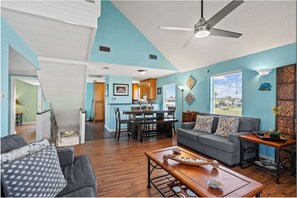 Smart-TV, peis, DVD-spiller og bøker