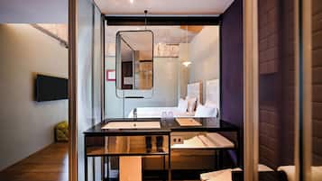 Habitación estándar con 2 camas individuales | Baño | Secadora de cabello, bidet electrónico, toallas, shampoo