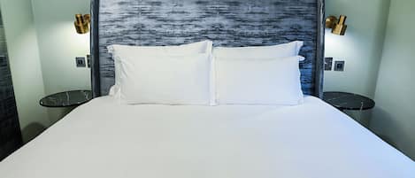 Deluxe Suite | Premium bedding, in-room safe, blackout drapes, soundproofing