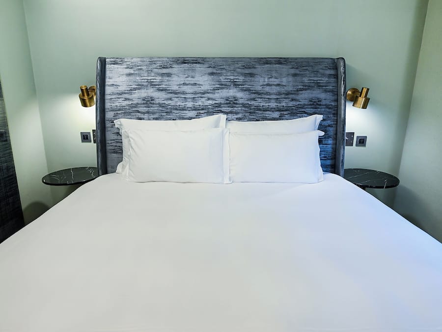 Deluxe suite | Luxe beddengoed, een kluis op de kamer, verduisterende gordijnen