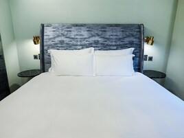 Ropa de cama de alta calidad y caja de seguridad en la habitación 