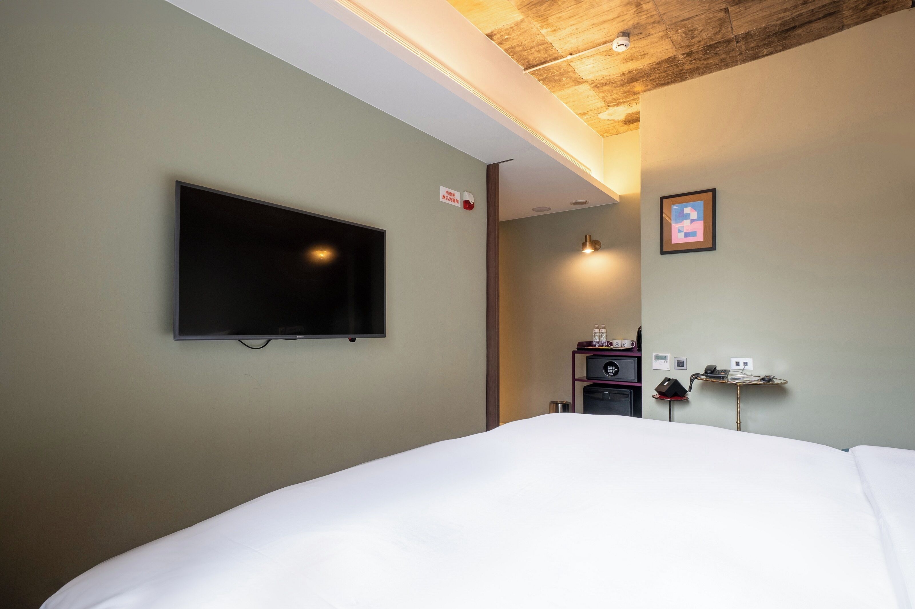 standard double room, mobility accessible | television