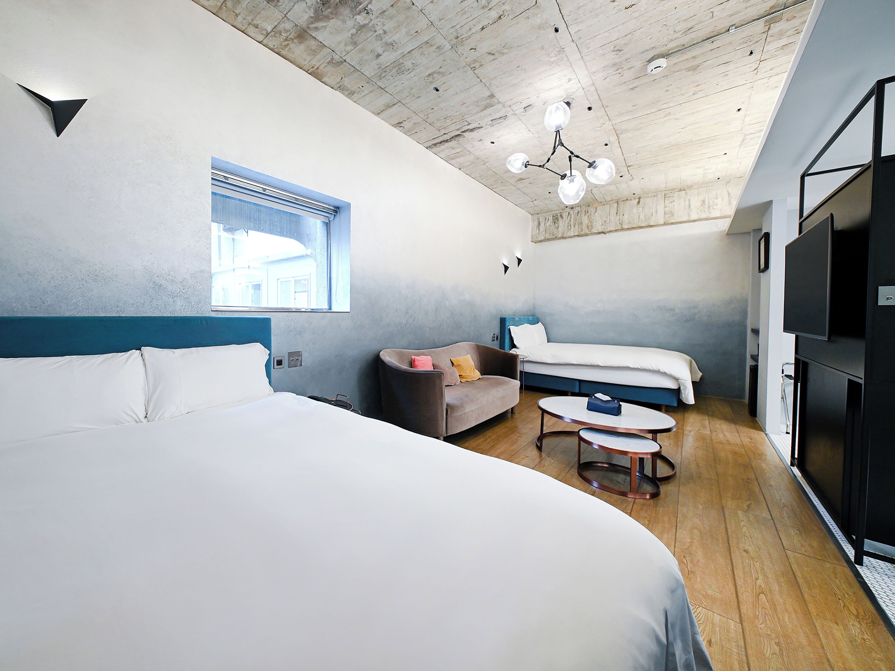 Habitación cuádruple Deluxe | Ropa de cama de alta calidad y caja de seguridad en la habitación 