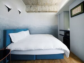 Ropa de cama de alta calidad y caja de seguridad en la habitación 