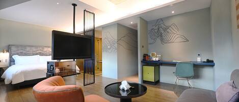 Deluxe-sviitti | Ylelliset vuodevaatteet, tallelokero huoneessa, pimennysverhot