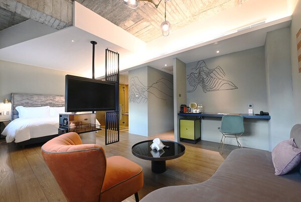 Ropa de cama de alta calidad y caja de seguridad en la habitación 