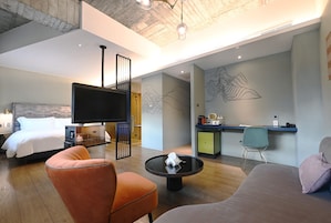 Deluxe Suite | Premium bedding, in-room safe, blackout drapes, soundproofing