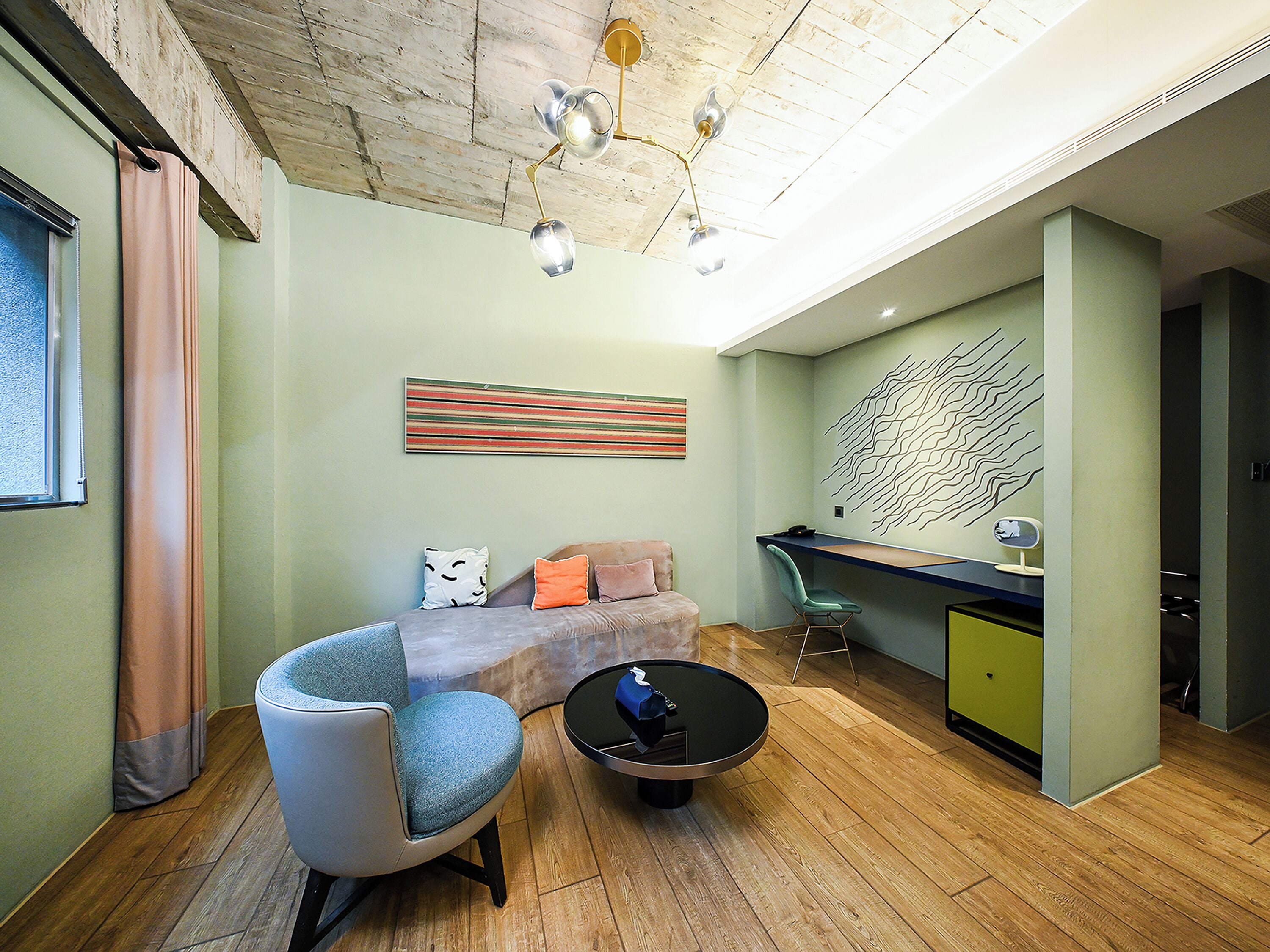 Deluxe Suite | Premium bedding, in-room safe, blackout drapes, soundproofing
