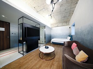 Habitación cuádruple Deluxe | Ropa de cama de alta calidad y caja de seguridad en la habitación 
