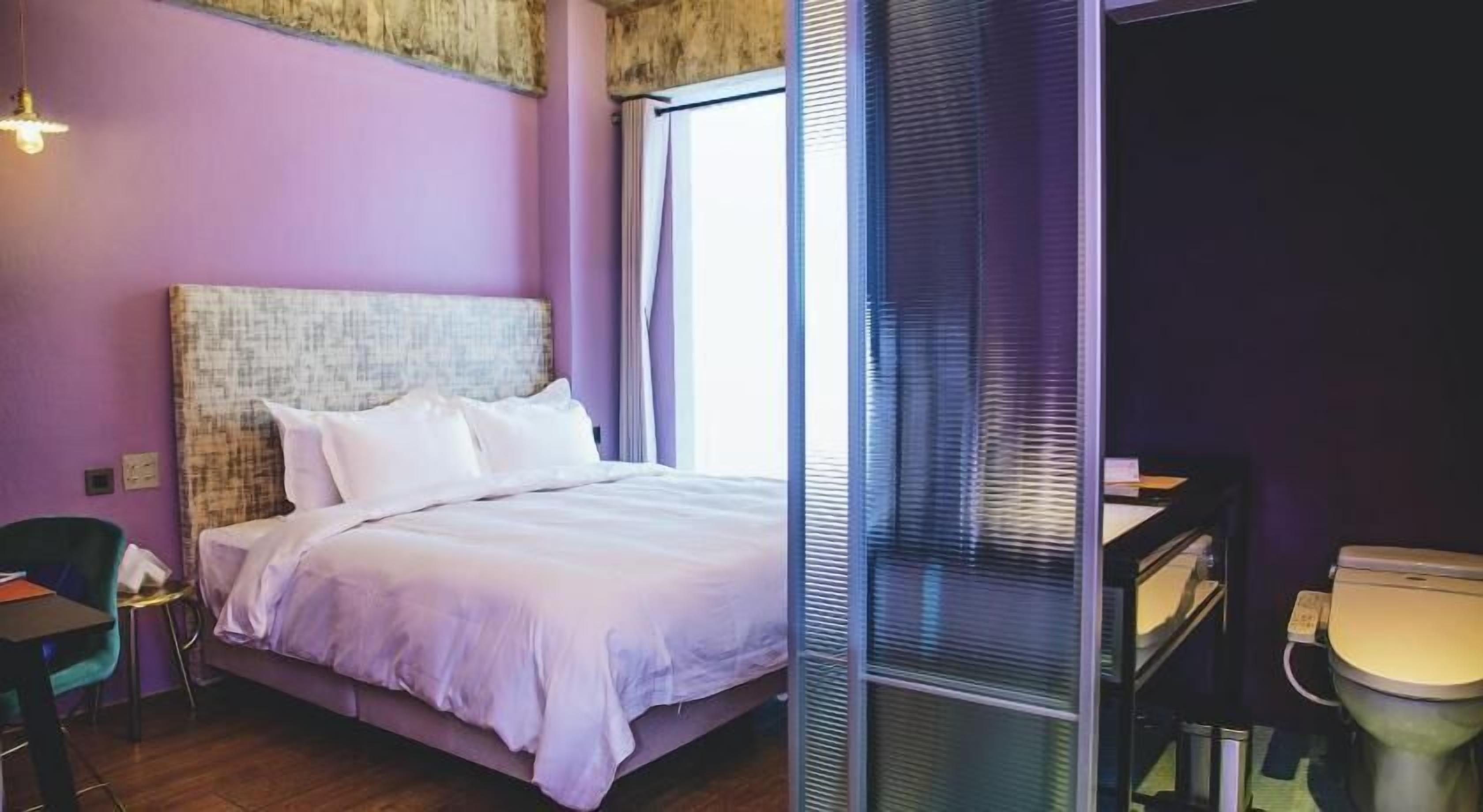 Premium bedding, in-room safe, blackout drapes, soundproofing